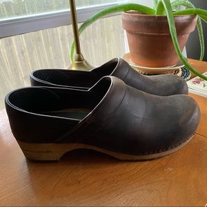Brown wood sanita clogs